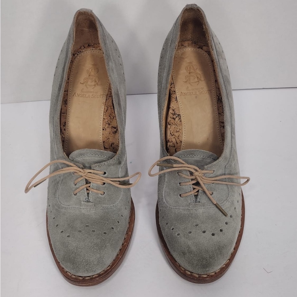ANGELA SCOTT Gray Women's Shoes size 8 pre
Owned Exellent condition